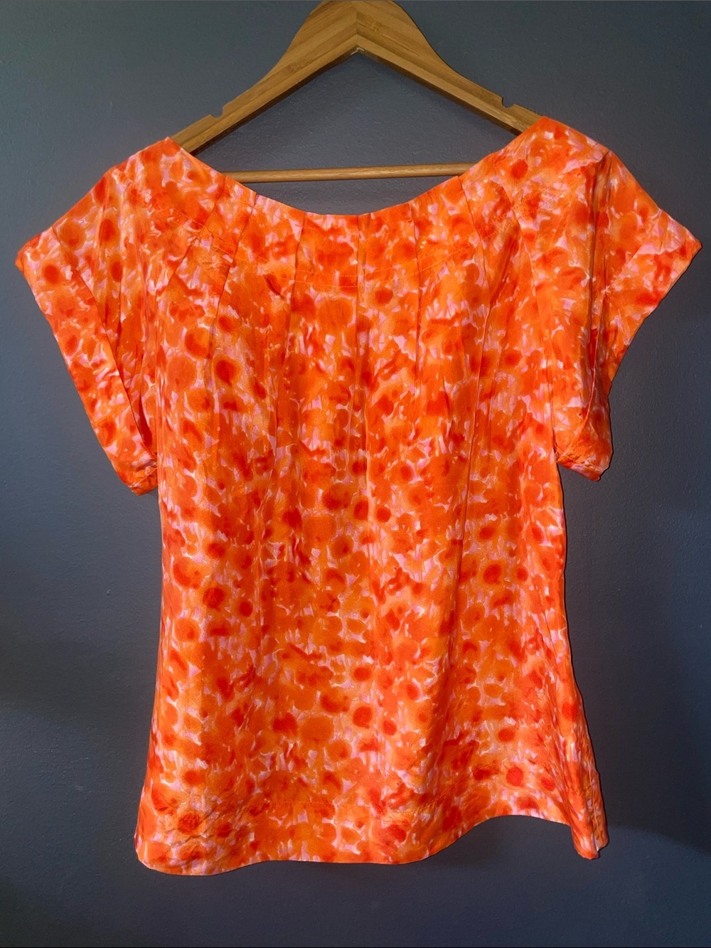 Banana Republic 100% Silk Short Sleeve Floral Blouse Top with Pleated Neckline - Picture 6 of 8